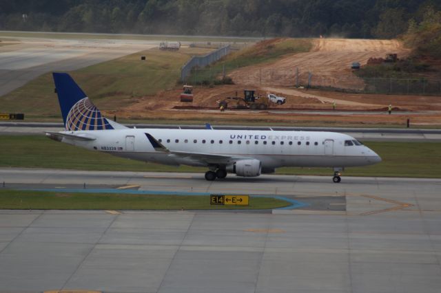 Embraer 175 (N83329)