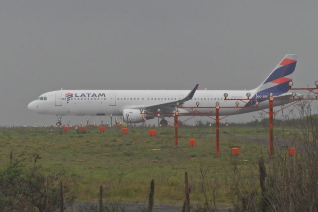 Airbus A321 (CC-BER) - Nublada mañana en el umbral de la 02 de Carriel Sur