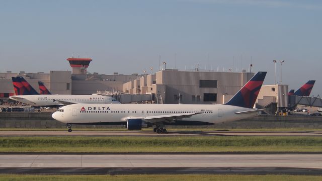 BOEING 767-300 (N1402A)