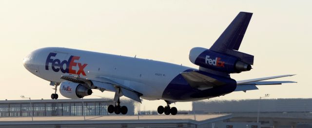 McDonnell Douglas DC-10 (N562FE) - phoenix sky harbor international airport 05MAY20