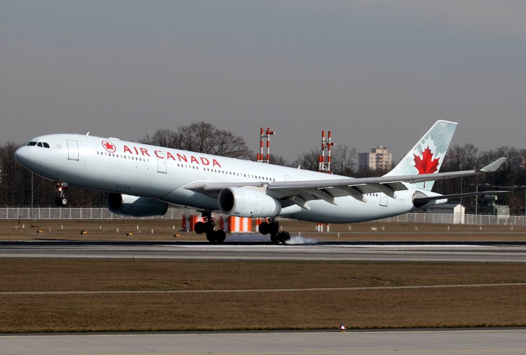 Airbus A330-300 (C-GHKR)