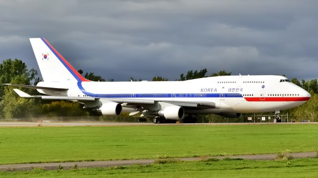 Boeing 747-400 (HL10001) - Republic of Koreas "Air Force One" taking the president to New York. Ex Korean Air HL7465.