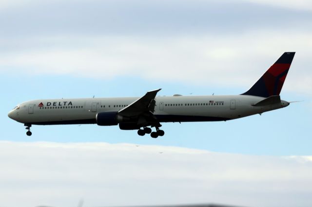 BOEING 767-400 (N839MH)
