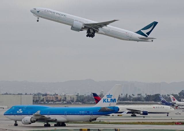 BOEING 777-300 (B-KPW)