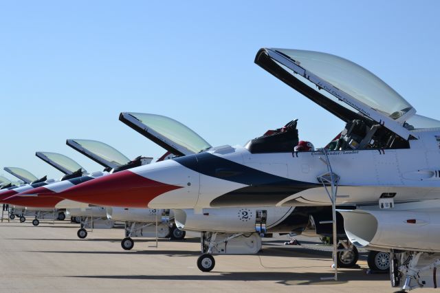 — — - Thunderbirds Fort Worth Alliance Air Show