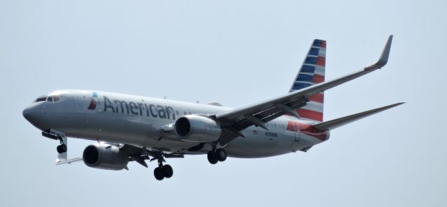 Boeing 737-800 (N988NN) - Moments before landing, spring 2019.