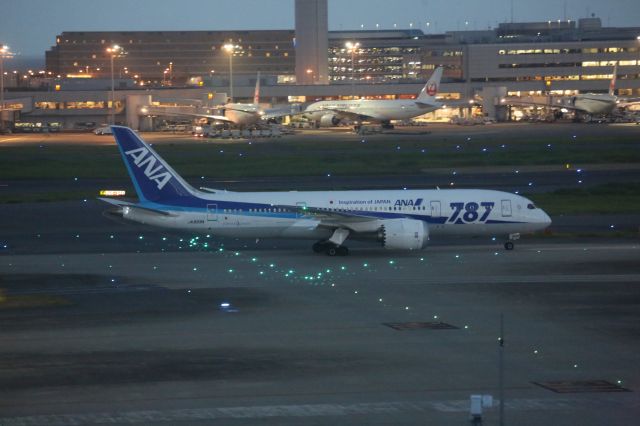 Boeing 787-8 (JA808A)