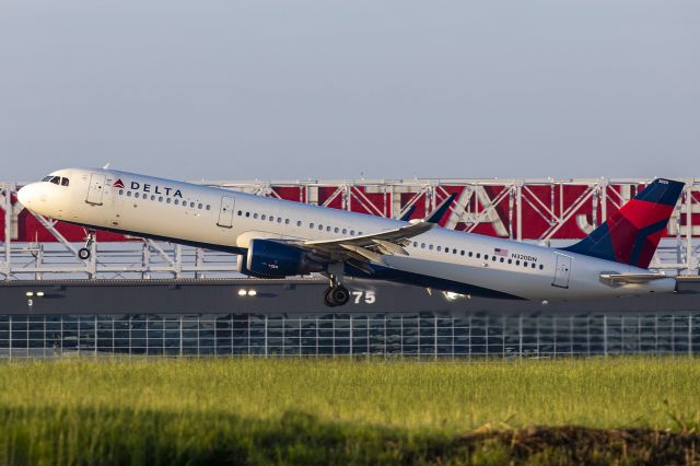 Airbus A321 (N320DN)