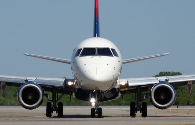 Embraer ERJ 175 (N216JQ) - Front view of a E175 at BUF