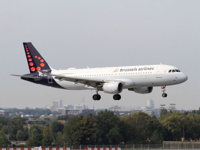 Airbus A320 (OO-SNL) - From Alicante Spain LEAL.