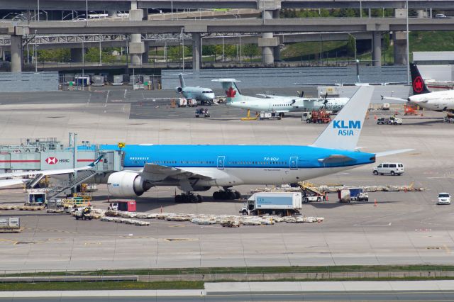 Boeing 777-200 (PH-BQH) - Loading up for Amsterdam.