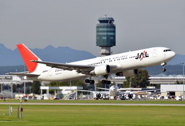 BOEING 767-300 (JA651J)