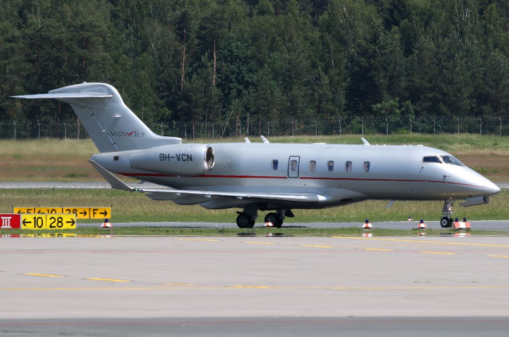 Canadair Challenger 350 (9H-VCN)