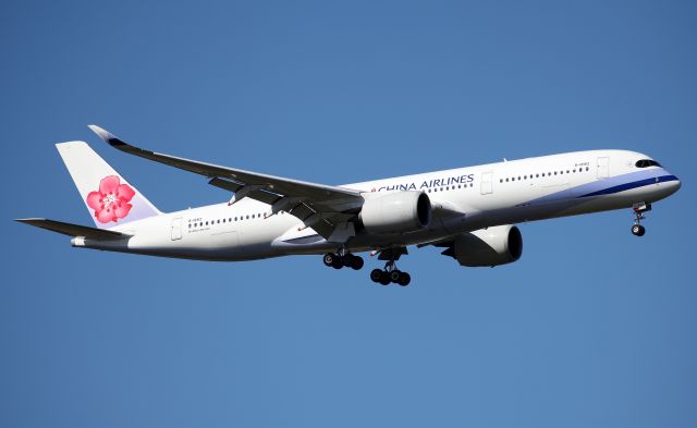 Airbus A350-900 (B-18912) - Short Final to Rwy 25