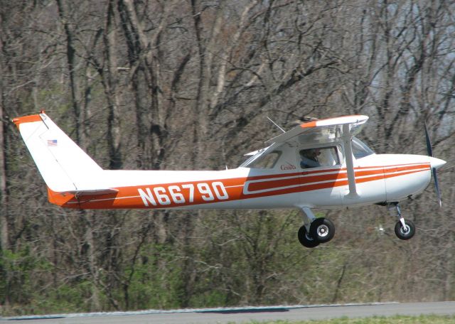 Cessna Skyhawk (N66790) - About to touch down on runway 14 at the Shreveport Downtown airport.