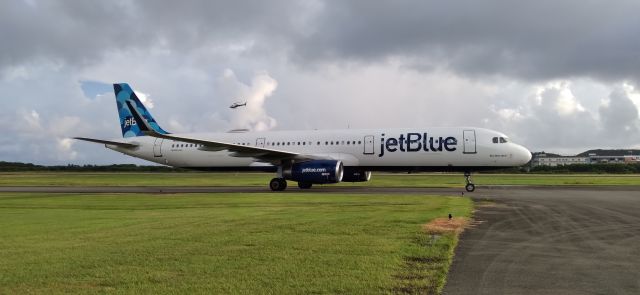 Airbus A321 (N954JB)