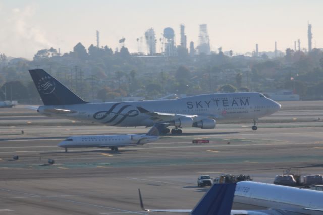 Boeing 747-400 (B-18206)