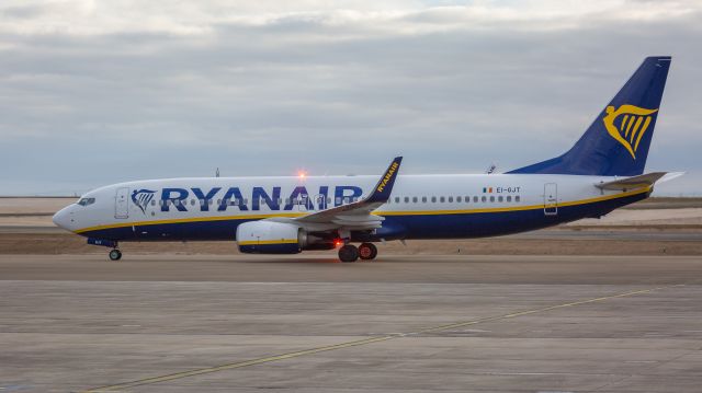 Boeing 737-700 (EI-GJT)