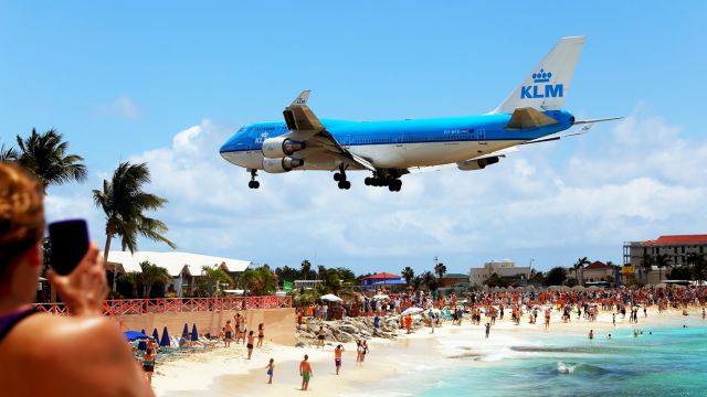 Boeing 747-200 (PH-BFB) - Atterrissage over Maho Beach.View from west...