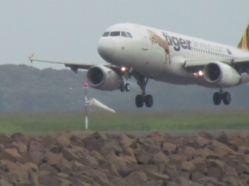 BOEING 737-400 — - round the back of the old control tower