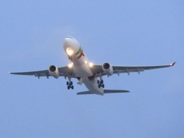 Airbus A330-200 (CS-TOX)