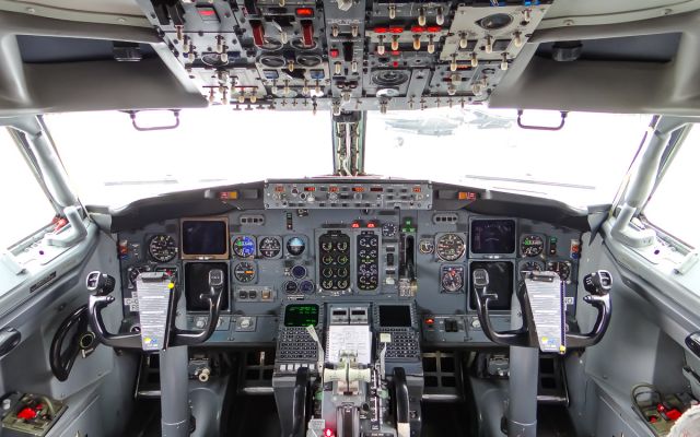 BOEING 737-300 (C-GOKF)