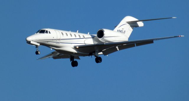 Cessna Citation X (N945JS) - On short final is this 2006 Cessna Citation 750 in the Winter of 2022.