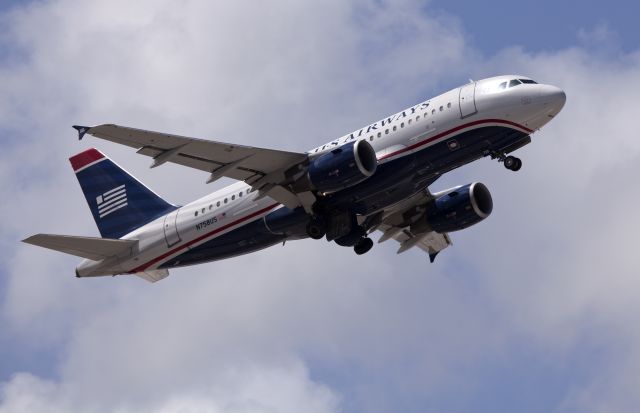 Airbus A320 (N758US)