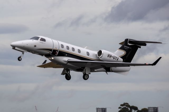 Embraer Phenom 300 (VH-UYX)