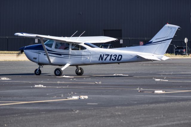 Cessna Skylane (N713D)