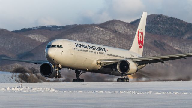 BOEING 767-300 (JA8397) - Japan Airlines / Boeing 767-346br /Jan.10.2016 Hakodate Airport [HKD/RJCH] JAPAN