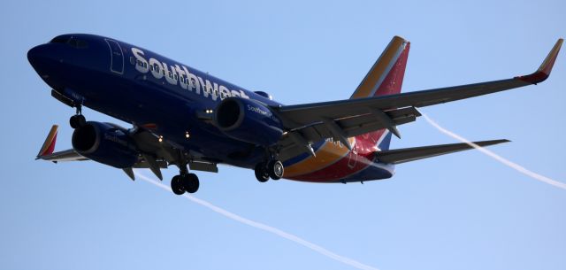 Boeing 737-700 (N7830A) - Arrival Landing, SW # 3033 on 30L from KPHX   11-21-2015