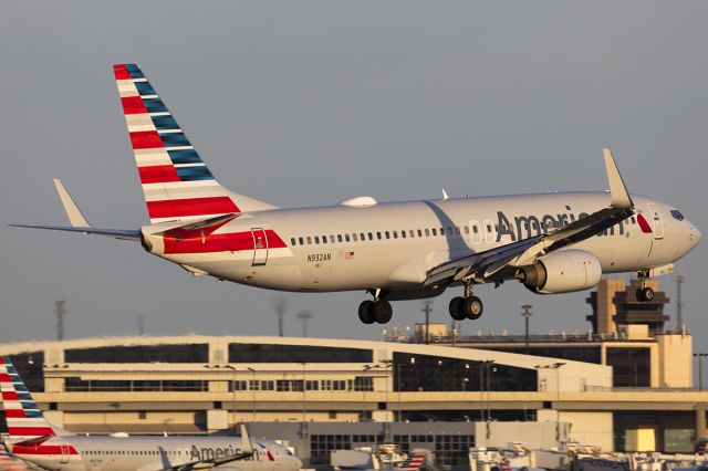 Boeing 737-800 (N932AN)