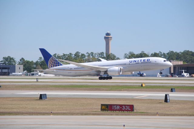 Boeing 787-9 Dreamliner (N27957) - 3/4/2016: United 2015 Boeing 787-9 Dreamliner departing Runway 33L at KIAH. 