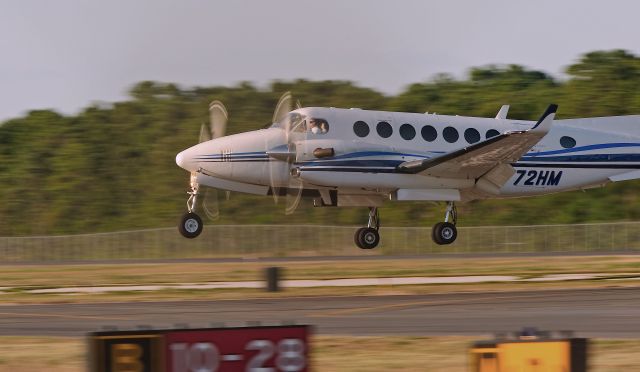 Beechcraft Super King Air 300 (N772HM) - Landing RWY 28 Cape May County NJ