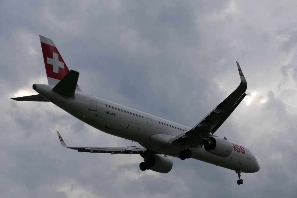 Airbus A321neo (HB-JPC) - Landing on RWY28 (3rd Oct 2023)