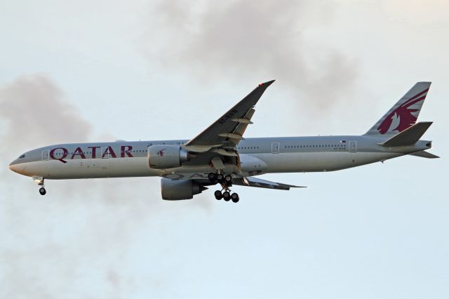 BOEING 777-300 (A7-BAW)