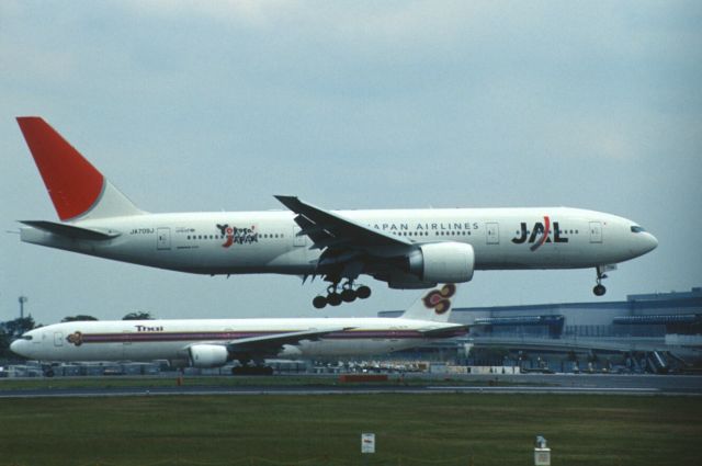 Boeing 777-200 (JA709J) - Short Final at Narita Intl Airport Rwy16R on 2006/05/04