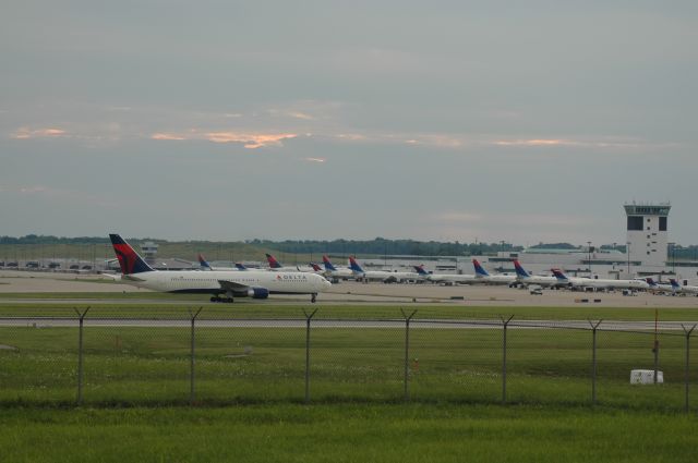 BOEING 767-200 (EGN123AB) - a 767 taing to a gate and you can see a full concorse behinf him