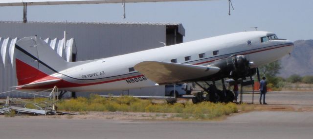 Douglas DC-3 —