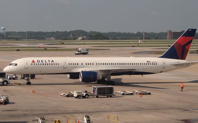 Boeing 757-200 (N6701)