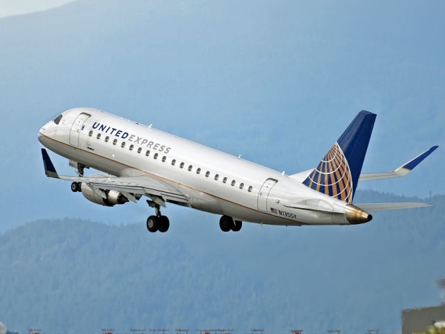 Embraer 175 (N135SY)