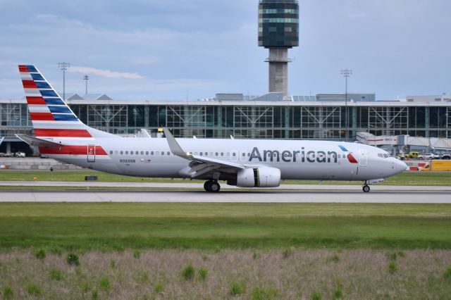 Boeing 737-800 (N988NN)