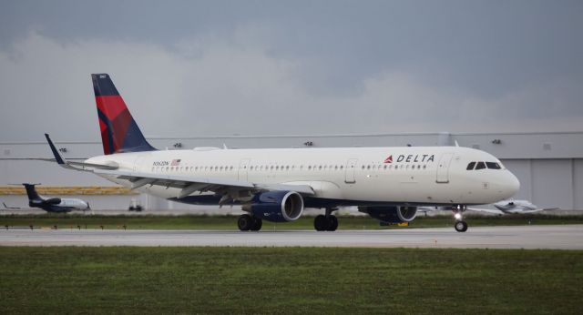 Airbus A321 (N362DN) - Waiting for the green light to take off from Fort Lauderdale Hollywood airport on the afternoon of the 12th of May, 2019.br /br /This is a fairly new airplane with a A/W date of the 14th of September, 2018. 