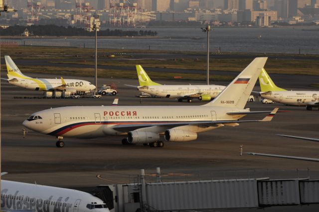 Ilyushin Il-96 (RA-96019) - Taxing at Haneda Intl Airport on 2013/11/01 "Russia VIP Flight"