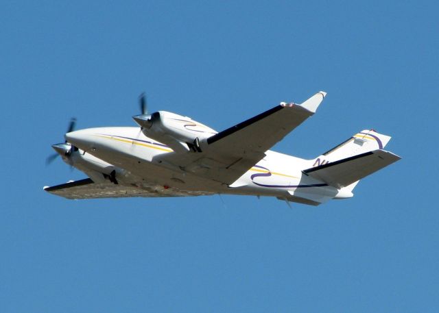 Beechcraft Duke (N11VC) - 1976 Beech B-60 off of runway 32 at Downtown Shreveport.