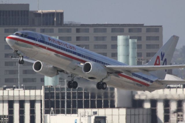 Boeing 737-700 — - Took off from RWY25R