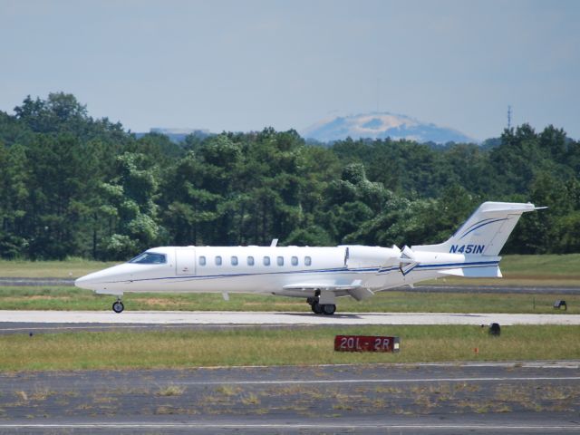 Learjet 45 (N451N) - Arriving runway 2R - 8/23/09