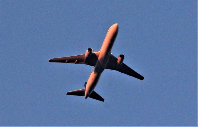 C-FDIJ — - C-FDIJ BOEING 767-39-H CARGO JET AIRWAYS LTD. survolant la ville de Lavaltrie QC. le 24-06-2022 à 20:43