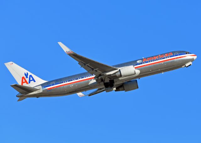 BOEING 767-300 (N351AA)